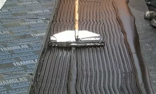 izolacja-dachu-plaskiego-klejenie-na-zimno