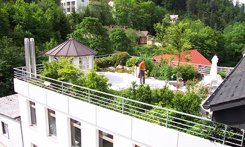 Cellglasblokke, der er uigennemtrængelige for vand, på tagterrasse.