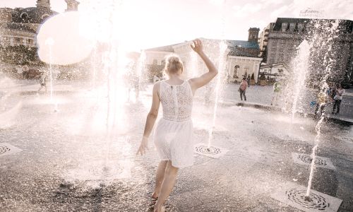 Woman dancing in fontaine