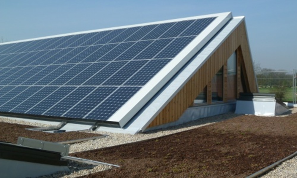 Toiture terrasse avec panneaux solaires sur support bois