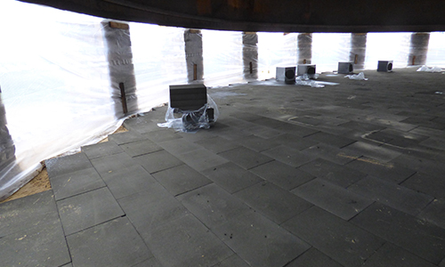 Lifted tank with foamglas