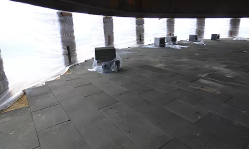 Lifted tank with foamglas