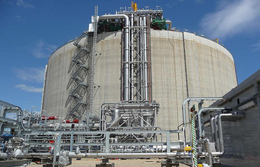 LNG tank with pipes