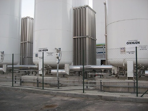 Liquid oxygen plant with tanks