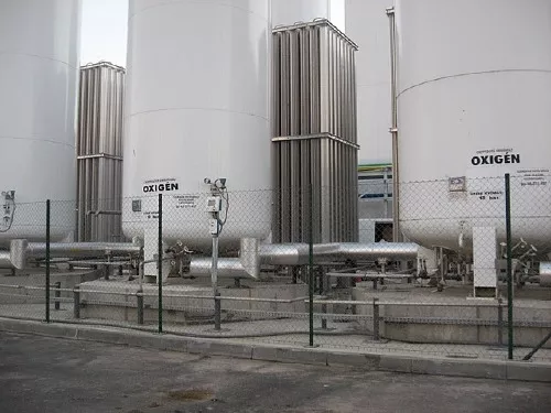 Liquid oxygen plant with tanks